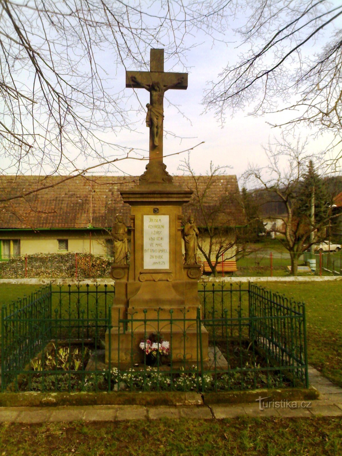Libníkovice - monumento a la crucifixión con campanario