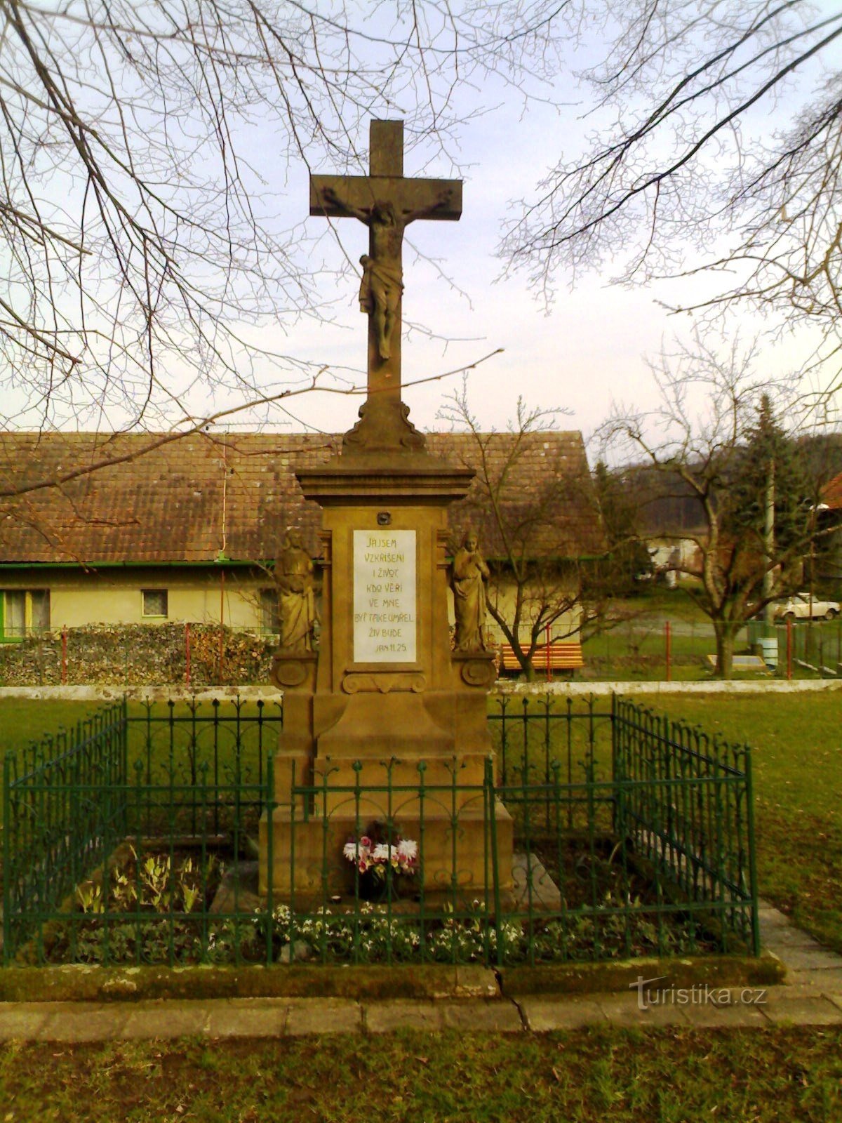 Libníkovice - korsfästelsemonument med klocktorn