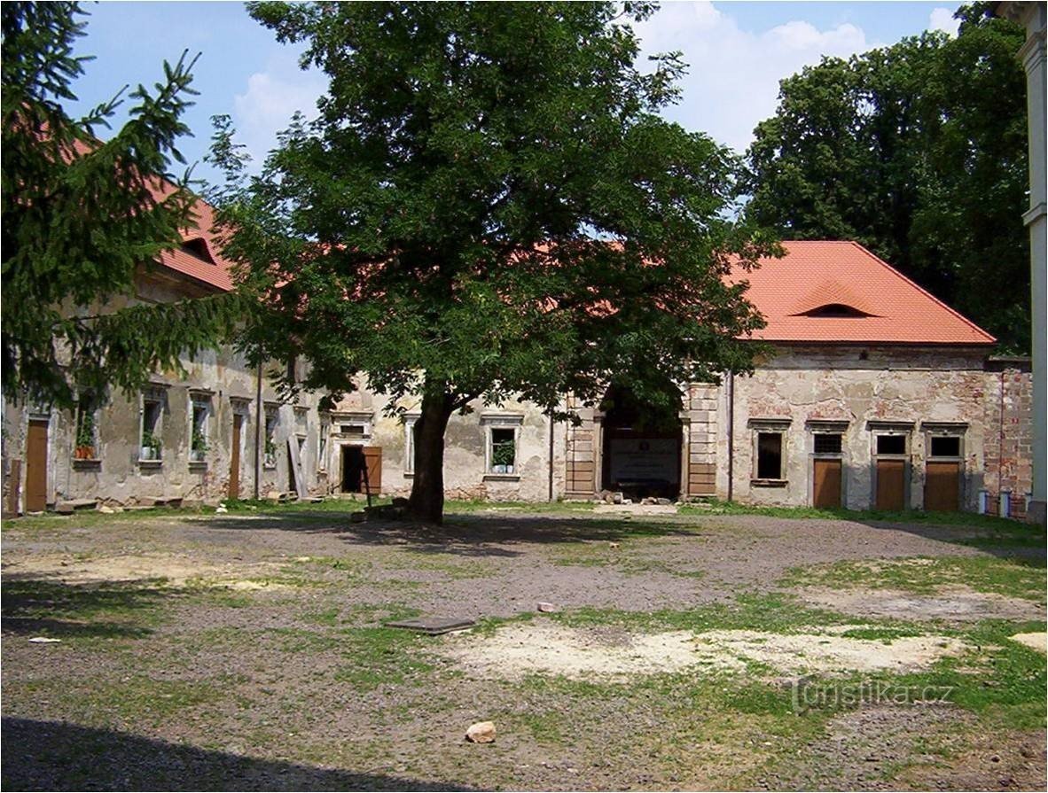 Libosad-letohradek-budynek wokół dworu honorowego-fot. Ulrych Mir.