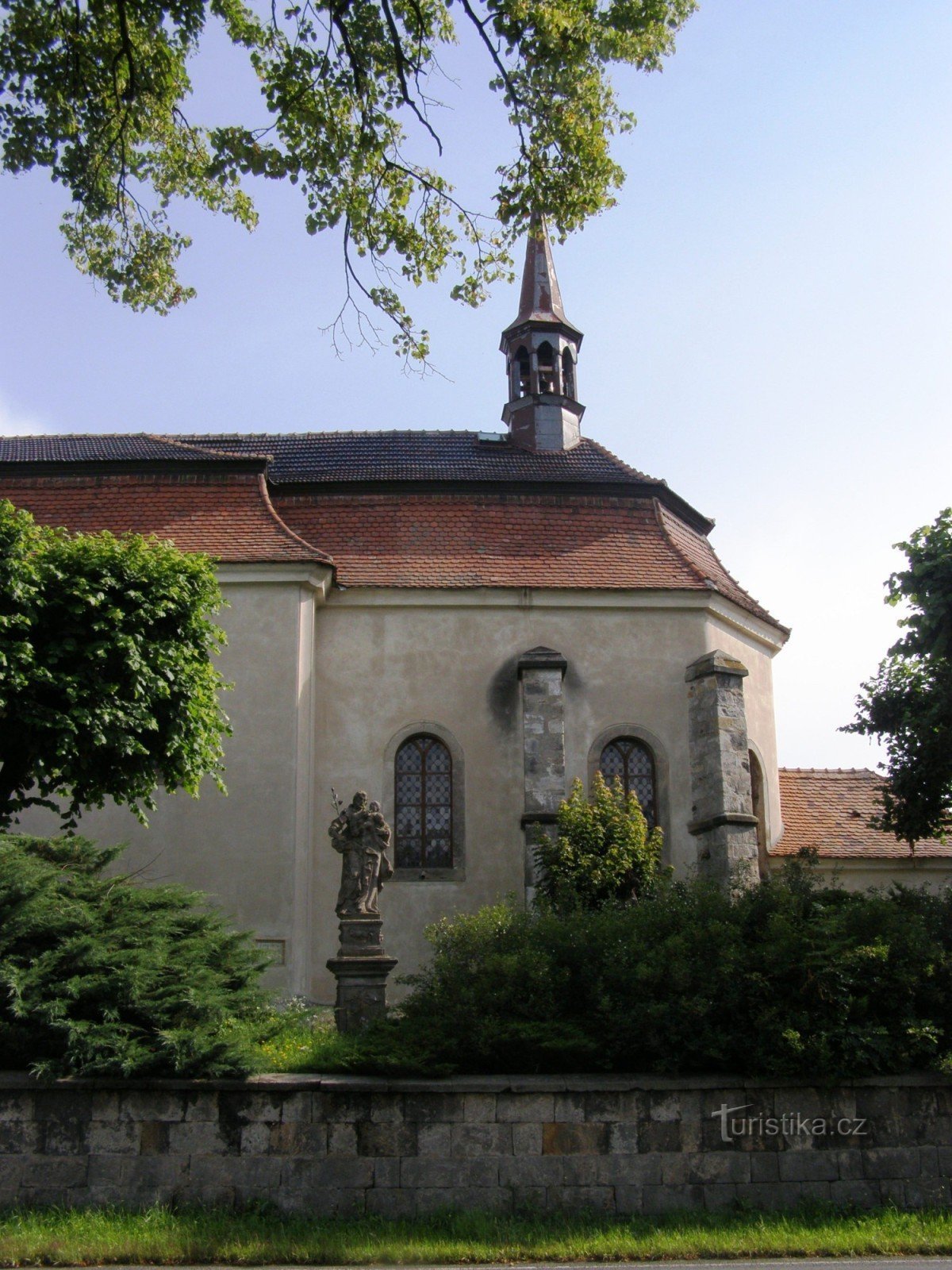 Libuň - Kościół św. Jaskółka oknówka
