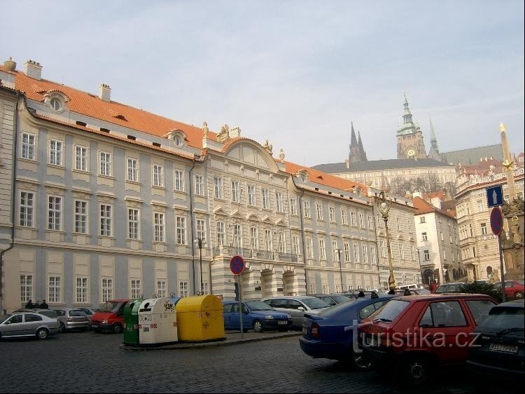 Lichtenštejnský palác - Ledebourský: Stavební historii paláce lze datovat od pož