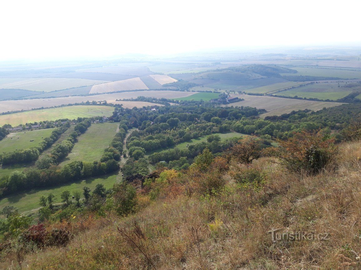 Personnes, habitations et quartzite sur Písečné vrch près de Bečov