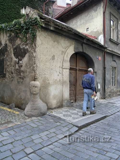 Liliová - bolardo en la esquina de Zlatá