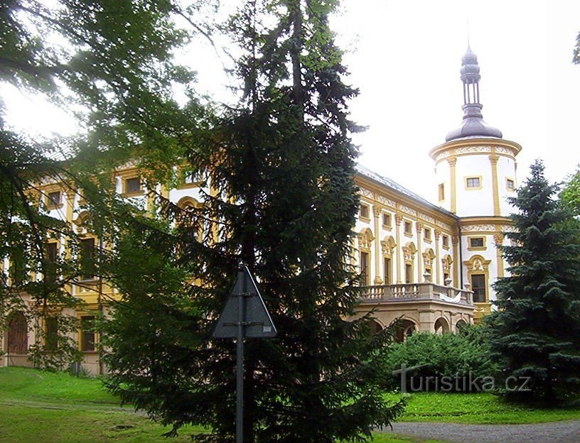 Linhartovy-château-façade principale avec tour de la route-Photo : Ulrych Mir.