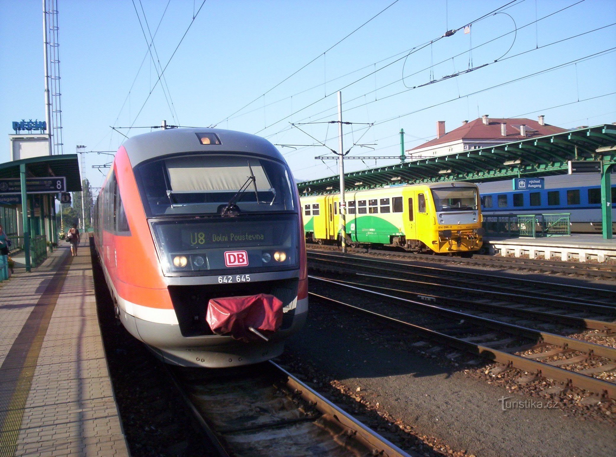 lijn U8 in Děčín hl.n. geleid door een DB-serie 642 Desiro-eenheid met airconditioning