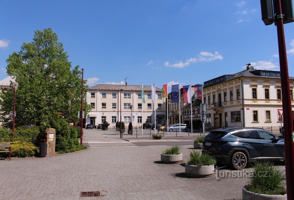 Lipa e il lato SE della piazza