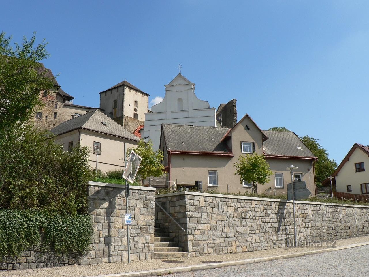 Lipnice nad Sázavou, kostel a hrad z náměstí