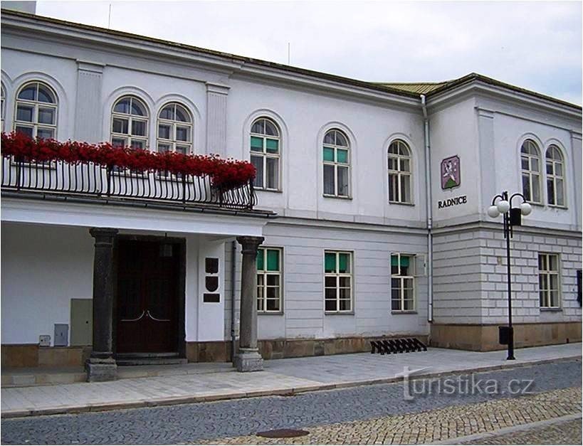 Lipník nad Bečvou-Ayuntamiento clásico en la plaza TGMasaryka-Foto: Ulrych Mir.