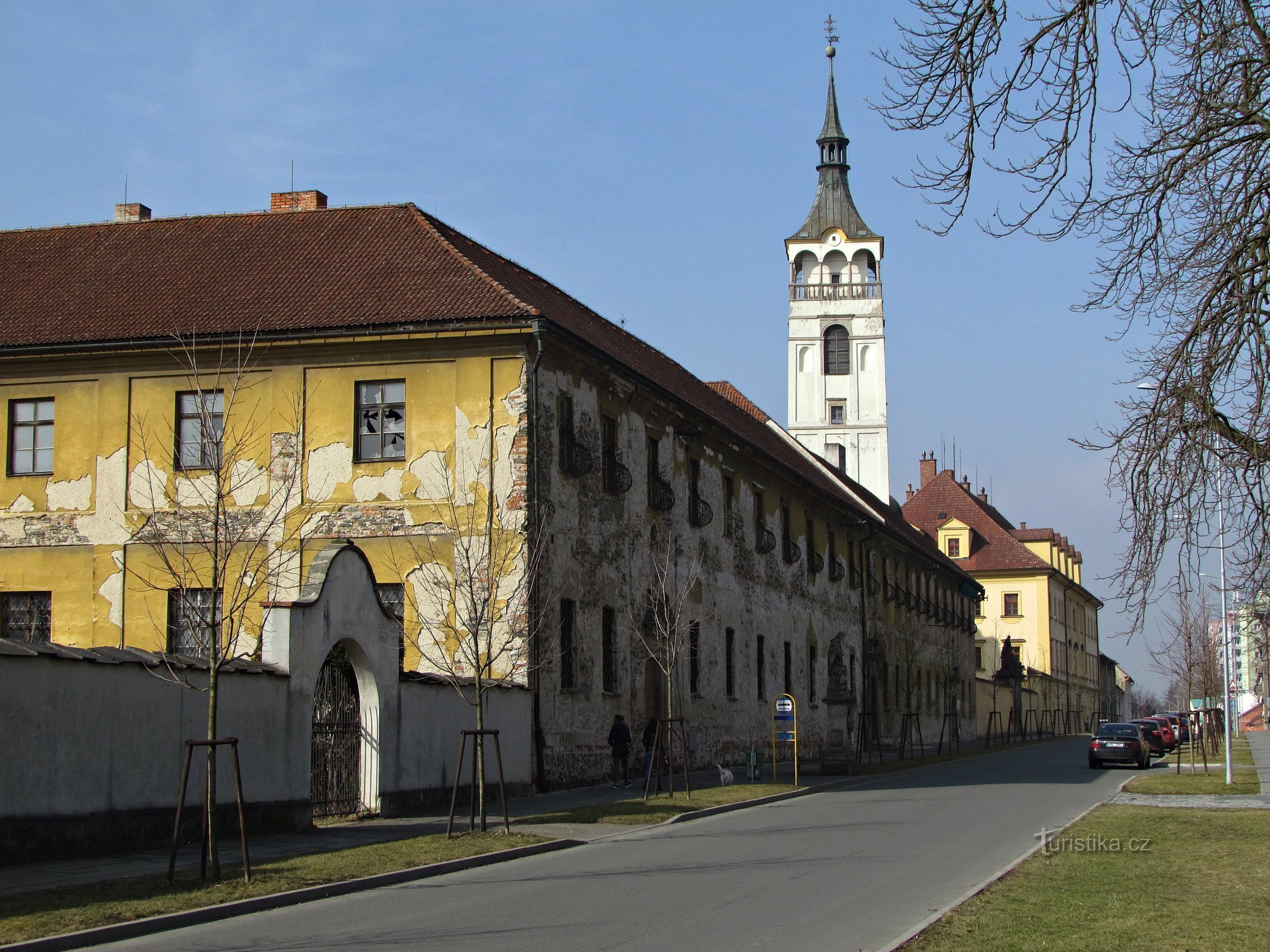 Lipník nad Bečvou - St. Francis Serafinský 教堂和前 Piarist 学院