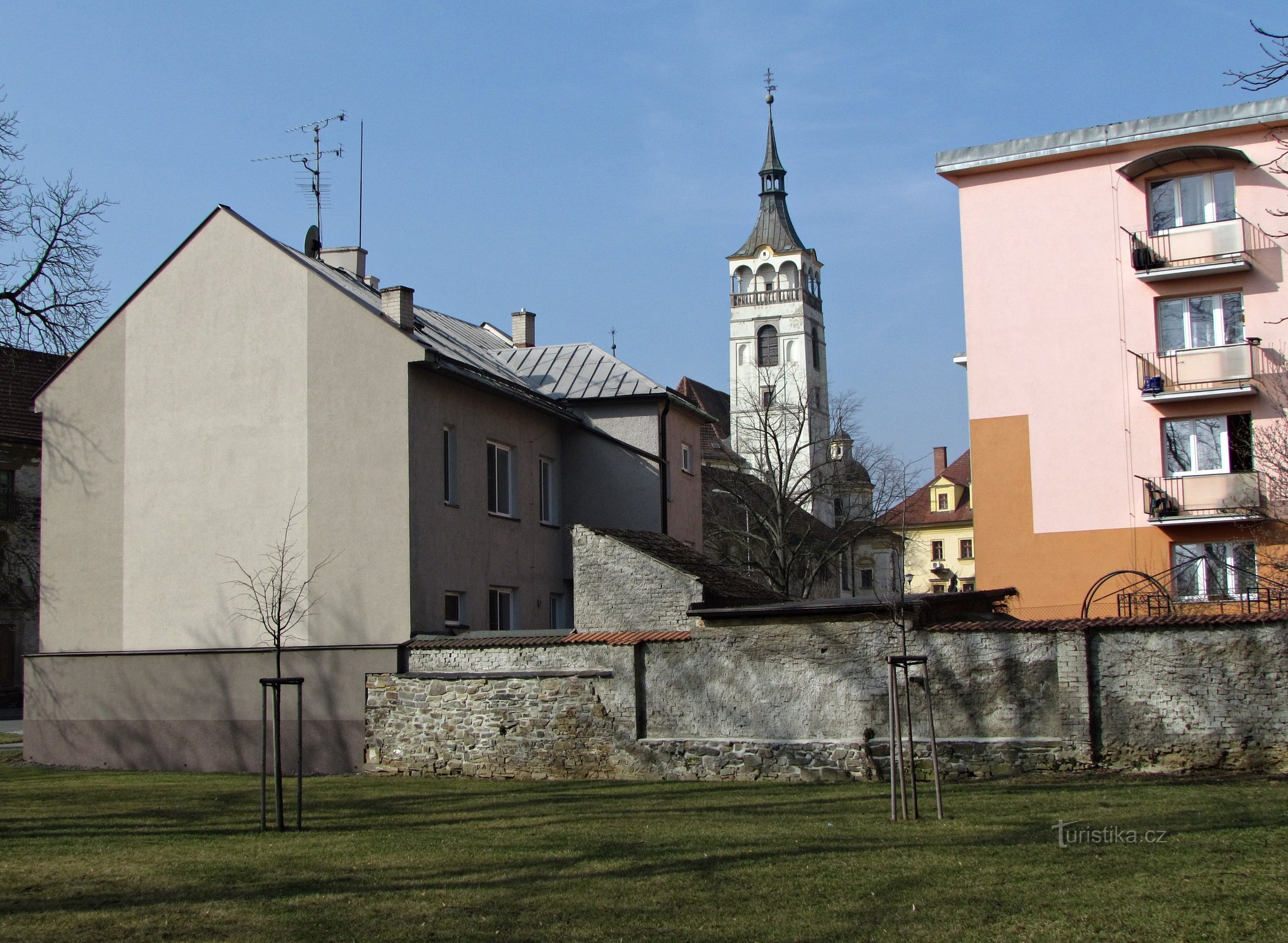 Lipník nad Bečvou - de kerk van St. Francis Serafinský en het voormalige Piaristencollege