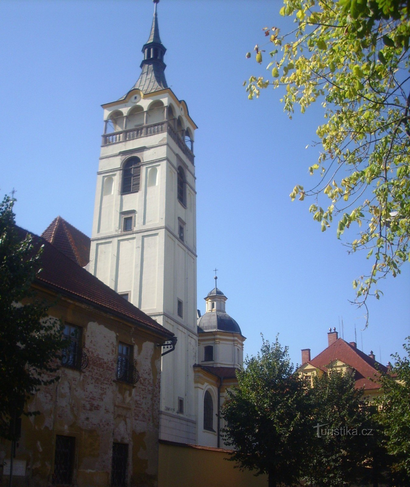 Lipník - de toren van de kerk van St. Pater Serafínský naast het park