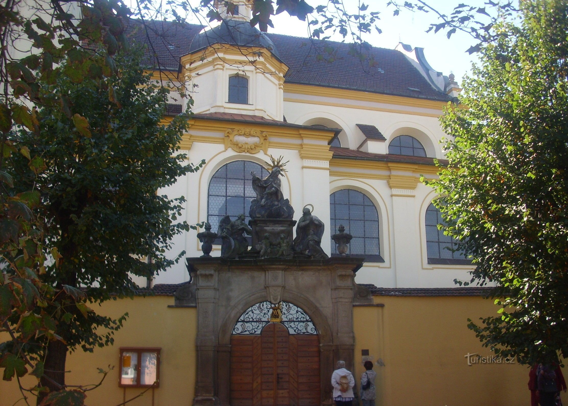 Lipník - indgang til kirken ved siden af ​​parken