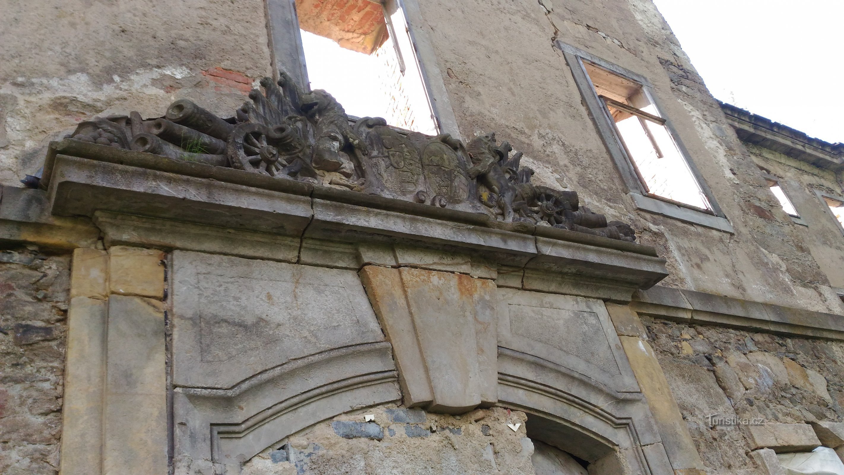 Lipová (Děčín district) - castle