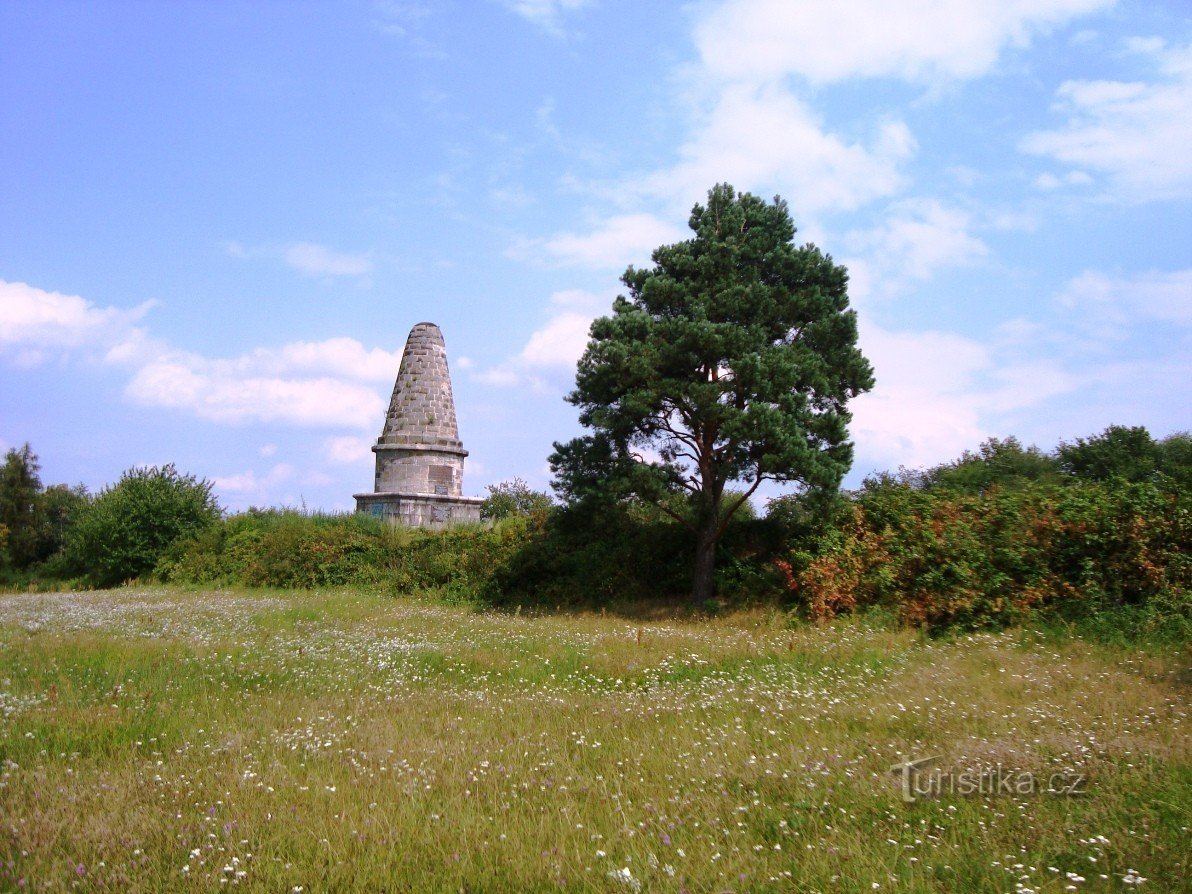 Lipská hora-mohyla-Foto: Ulrych Mir.