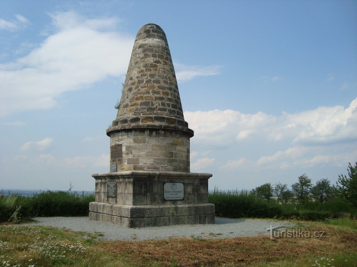 Lipská hora-mohyla-写真: Ulrych Mir.