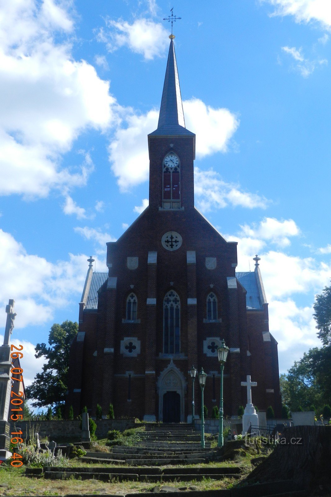 Liptaň - Église de l'Assomption de la Vierge Marie avec le cimetière local