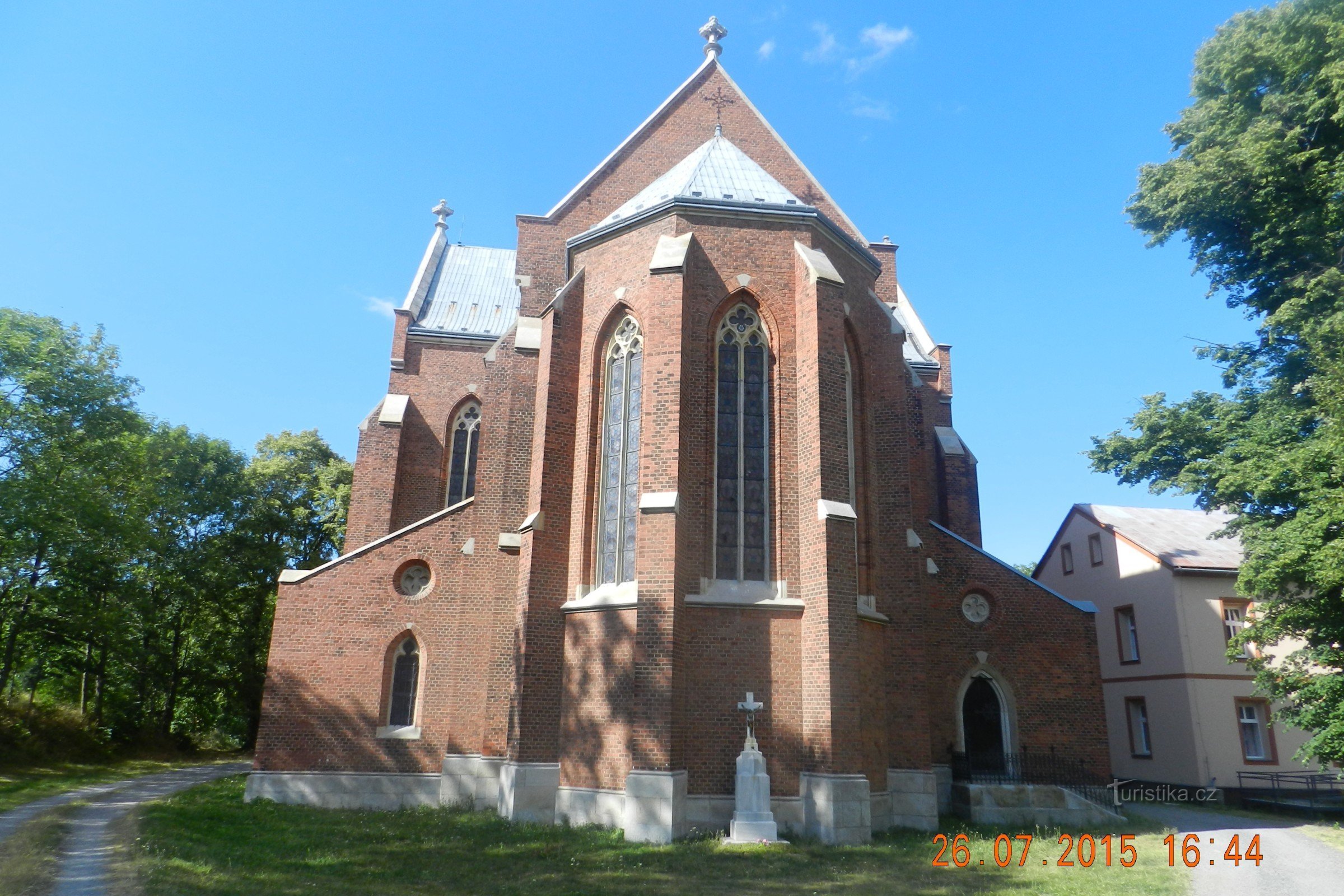 Liptaň - Kirche der Himmelfahrt der Jungfrau Maria mit dem örtlichen Friedhof