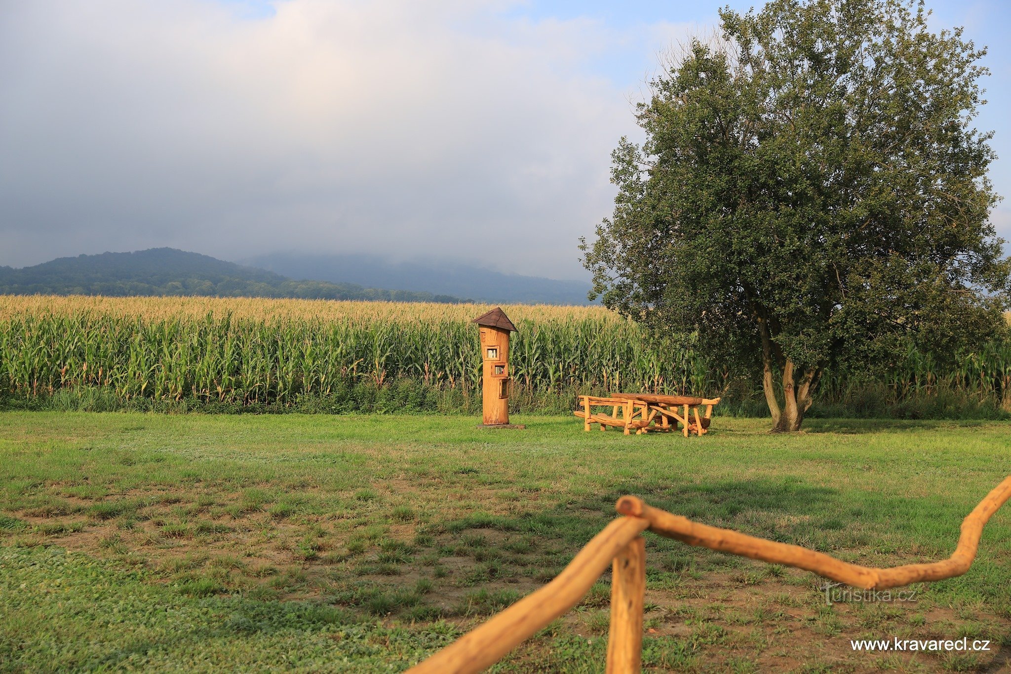 Sendero de zorros en el pueblo de Kravaře