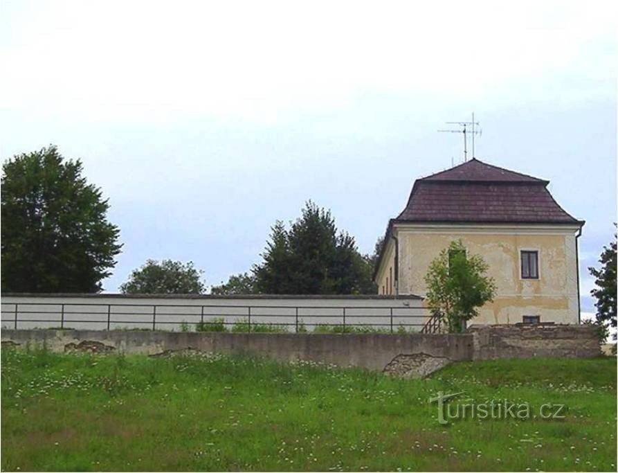 Líšenský Dvůr-hotel, ex corte padronale vicino allo stagno-Foto: Ulrych Mir.