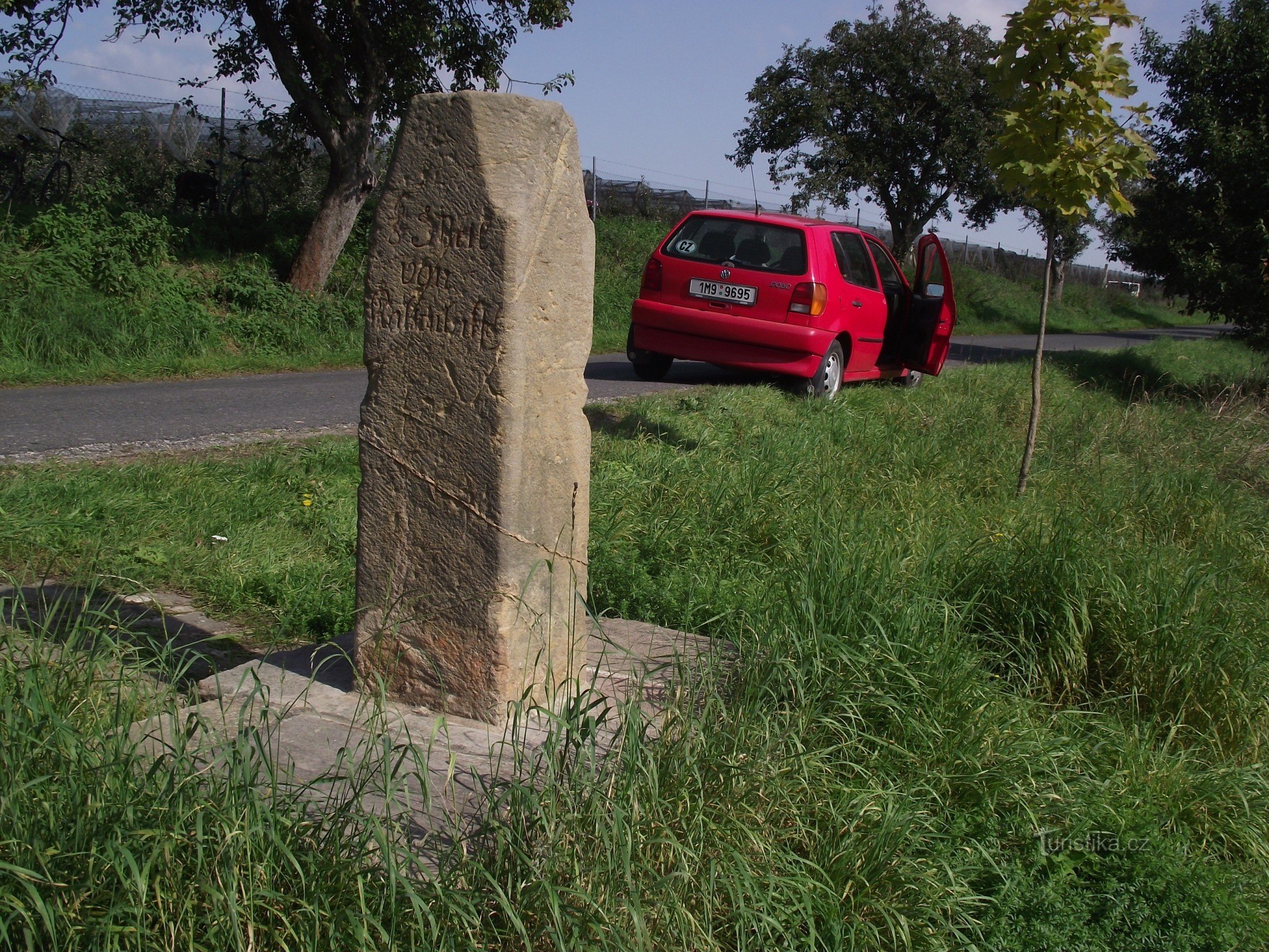 Líšnice (niedaleko Mohelnice) – kamień milowy