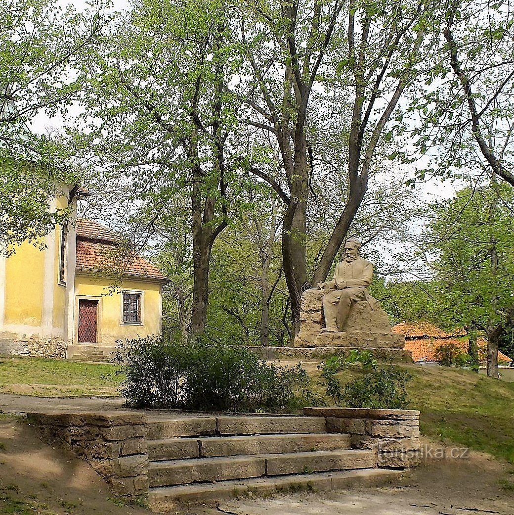 Liteň, pomník Svatoplika Čecha