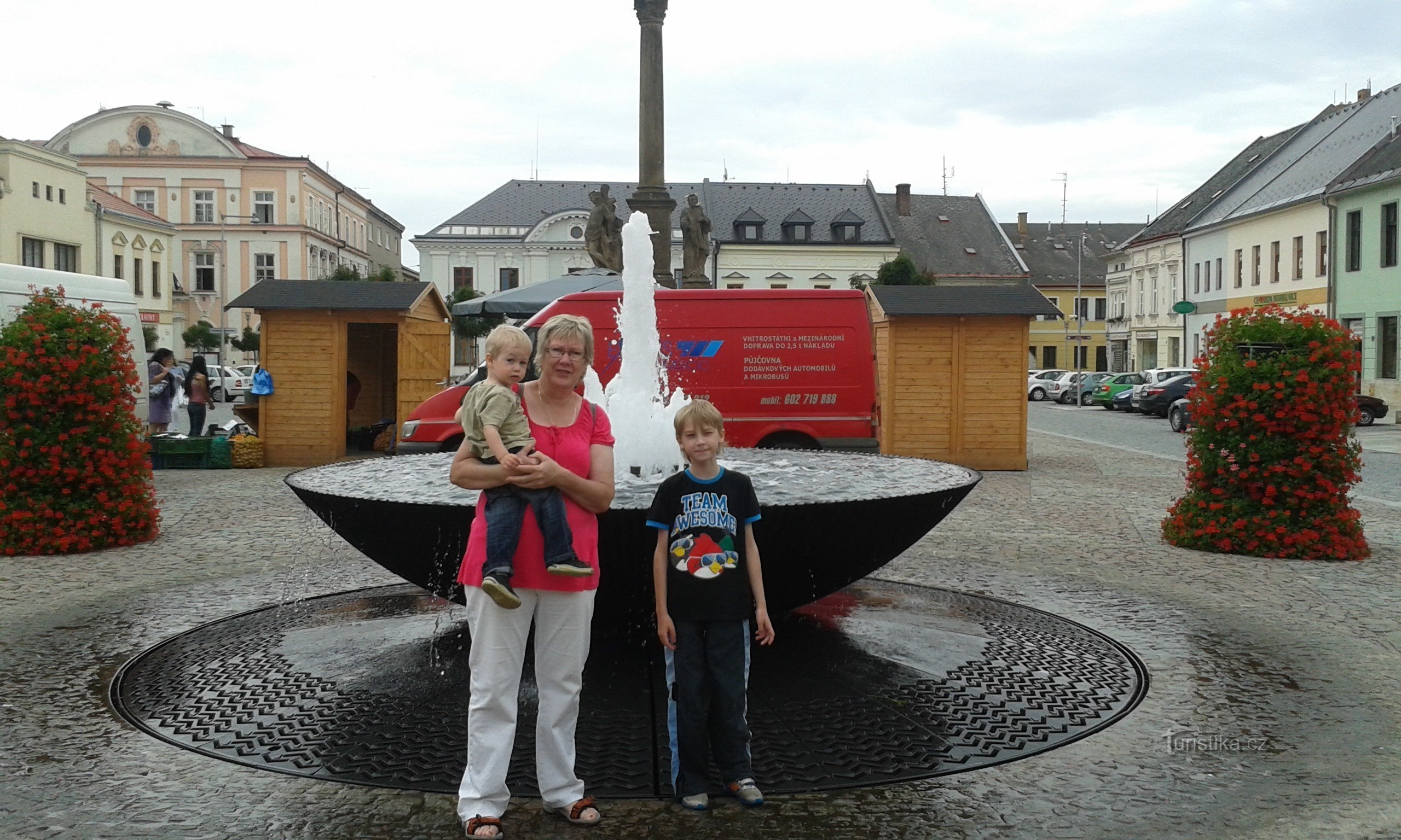 Gusseisenbrunnen auf dem Mohelnice-Platz in Betrieb vor dem Mini-Museum