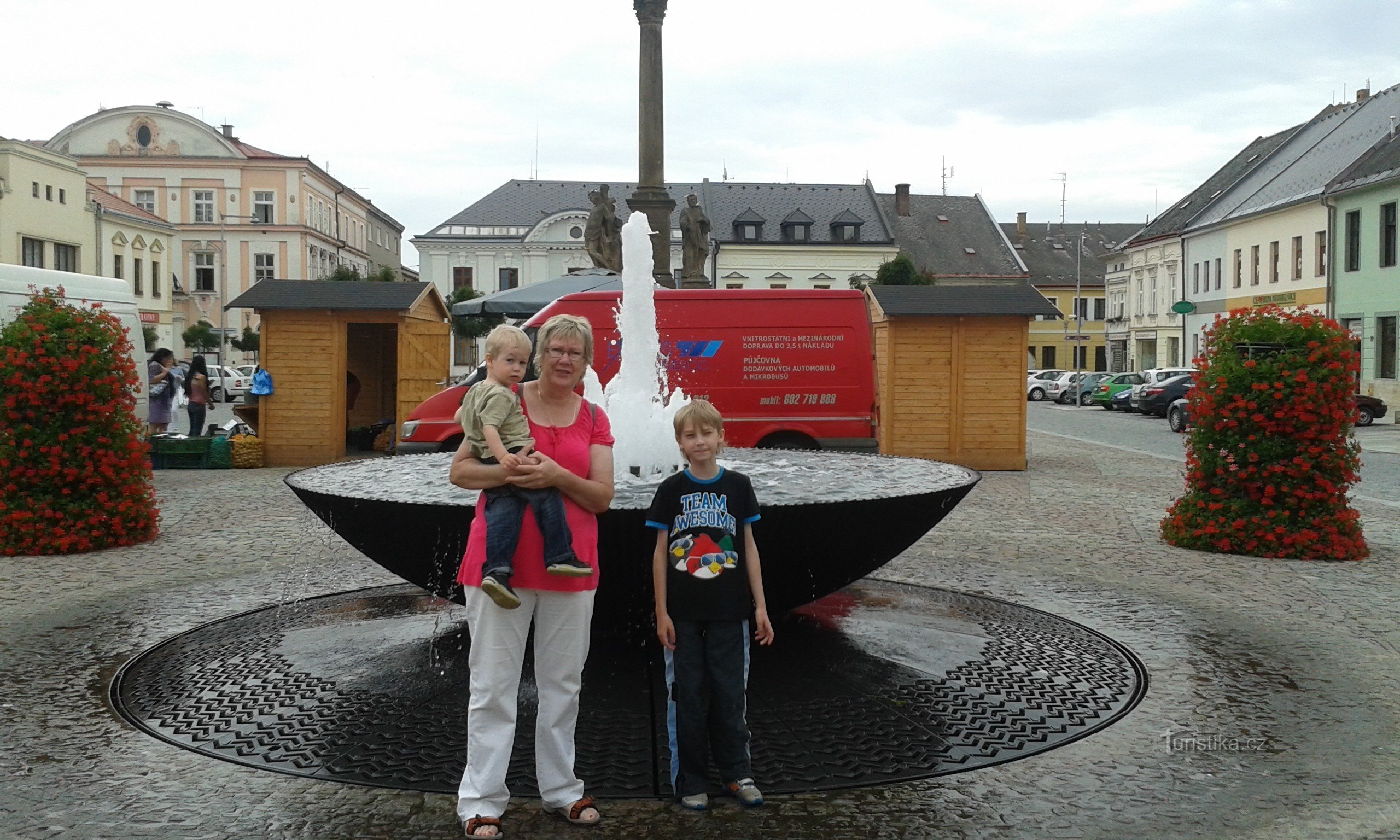 fontana in ghisa in piazza Mohelnice in funzione davanti al mini-museo