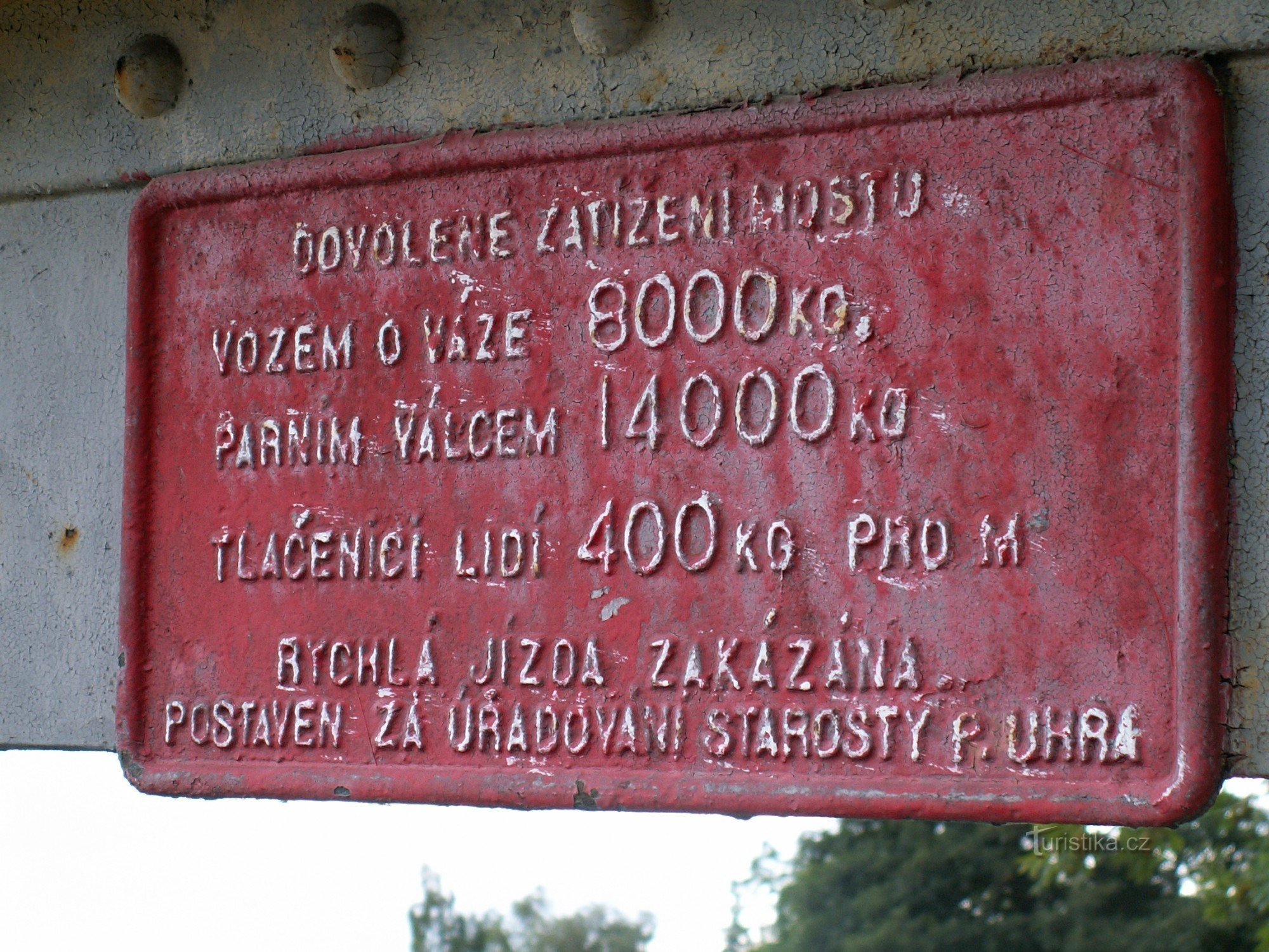 Gietijzeren tafel op de brug