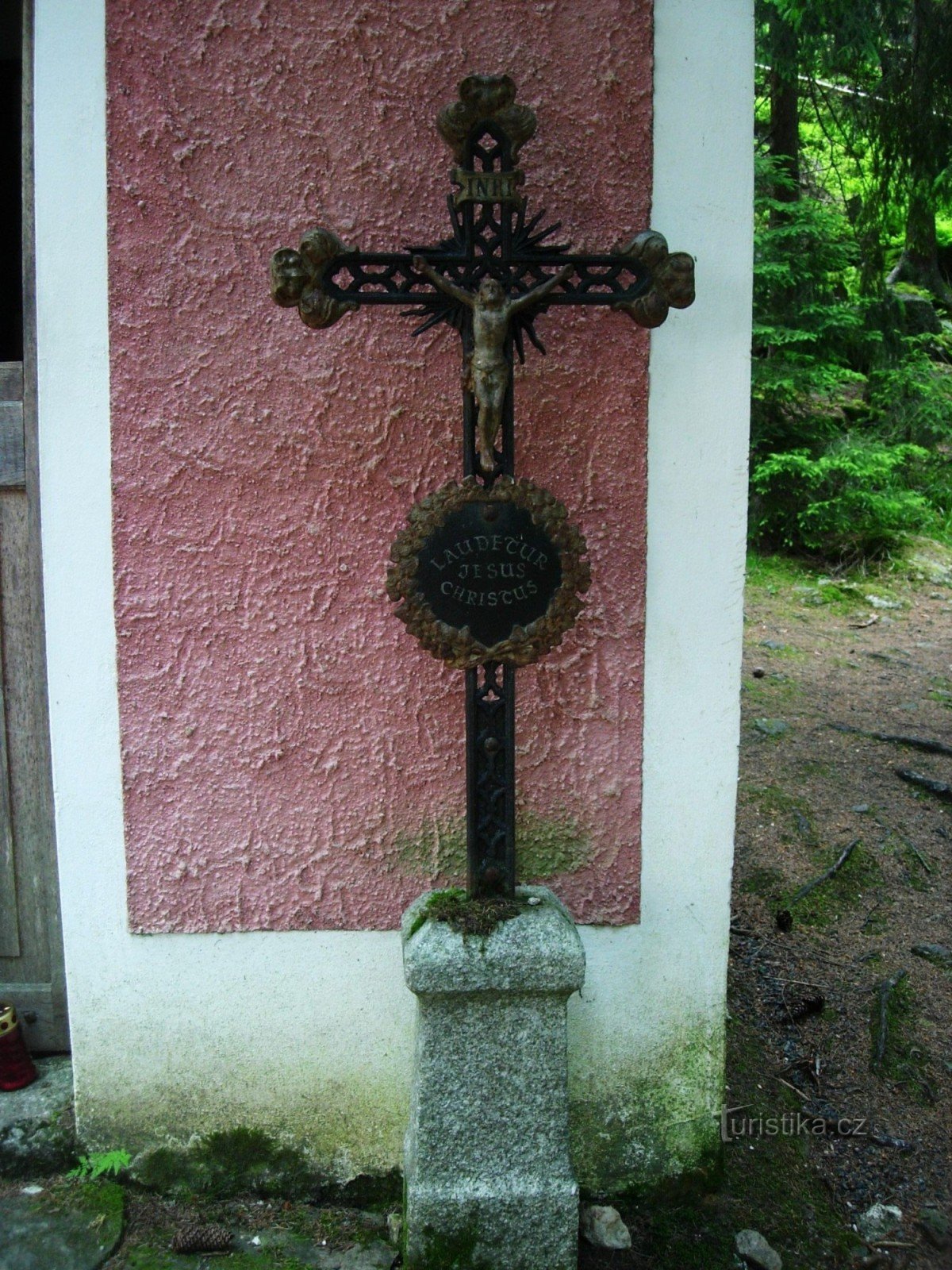 Valurautainen risti Vintířován kappelin edessä