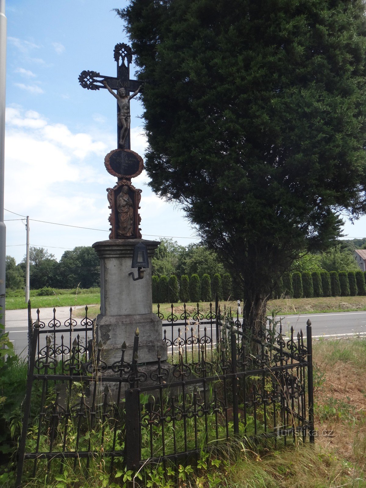 żeliwny krzyż przy głównej drodze