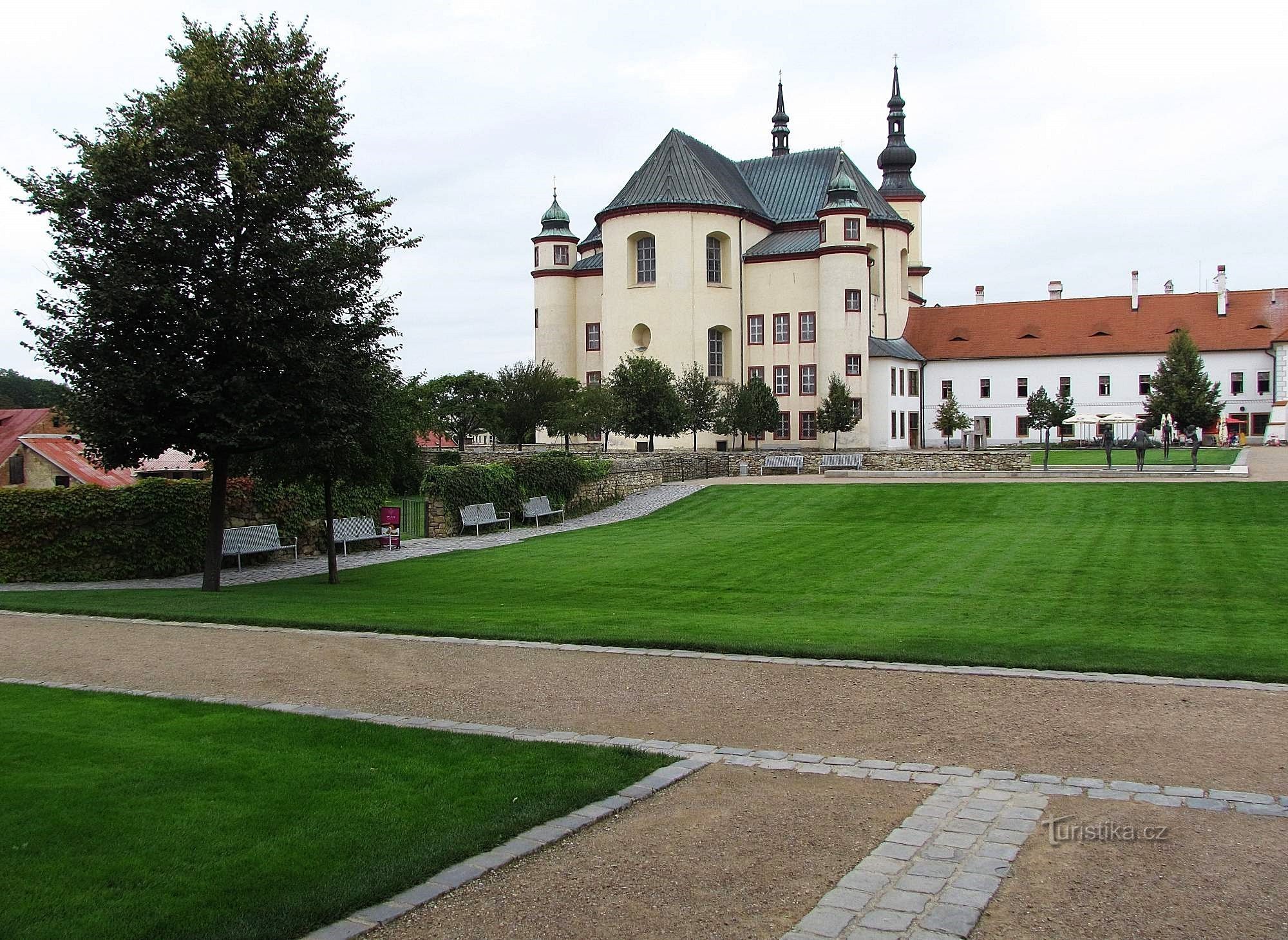 リトミシュル - 修道院の庭園