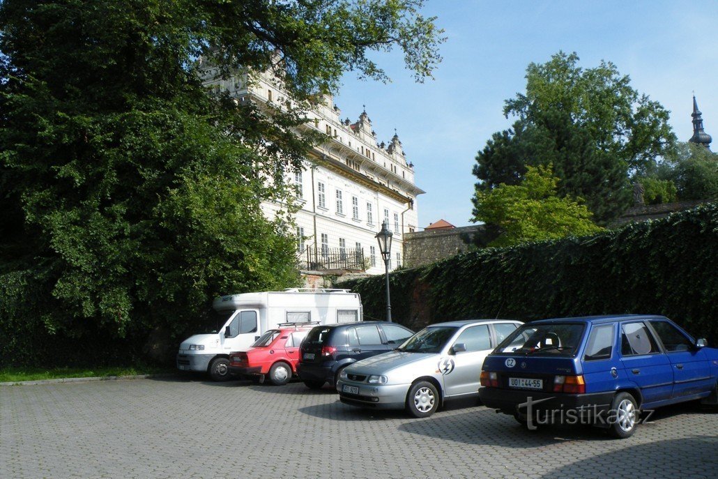 Litomyšl, parkoló a kastély mögött