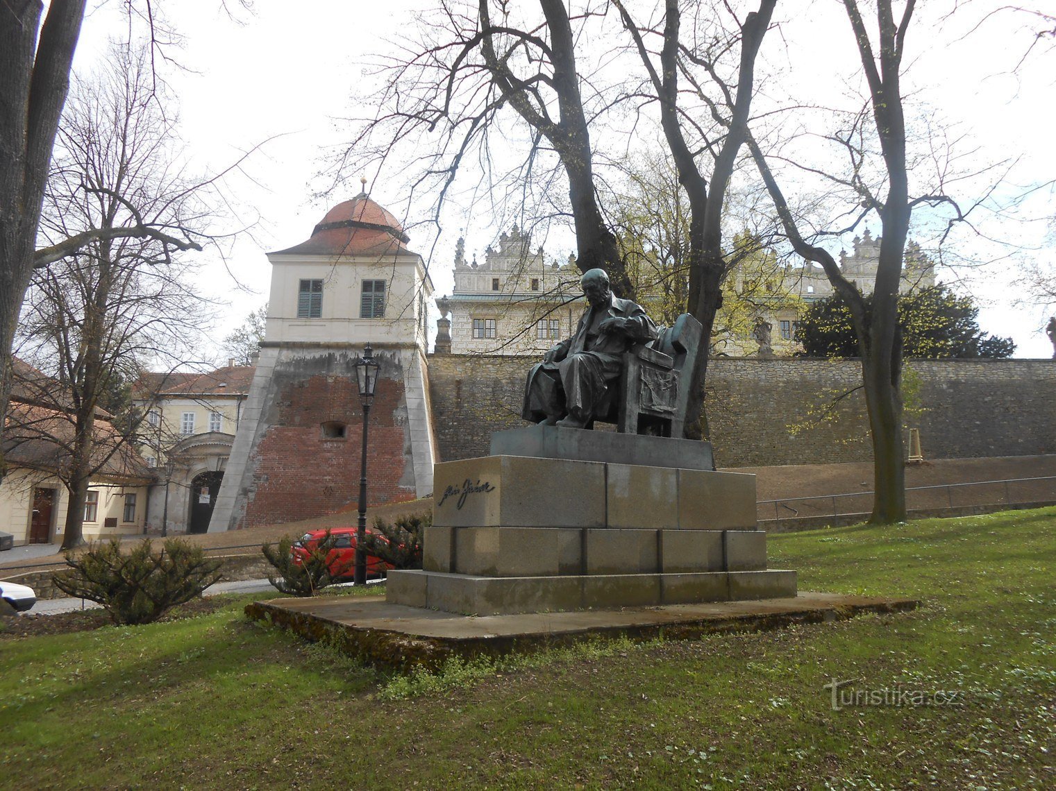 Litomyšl-Schaller, Alois-Jirásek-Denkmal aus dem Jahr 1959 und Schloss