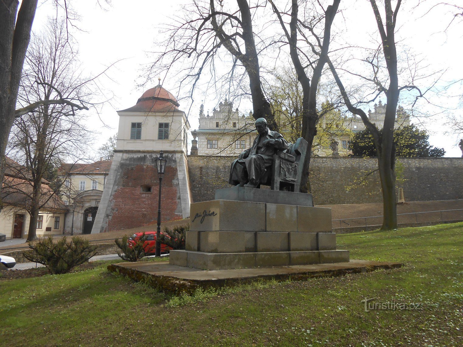 Litomyšl-sallet, monument à Alois Jirásek de 1959 et château