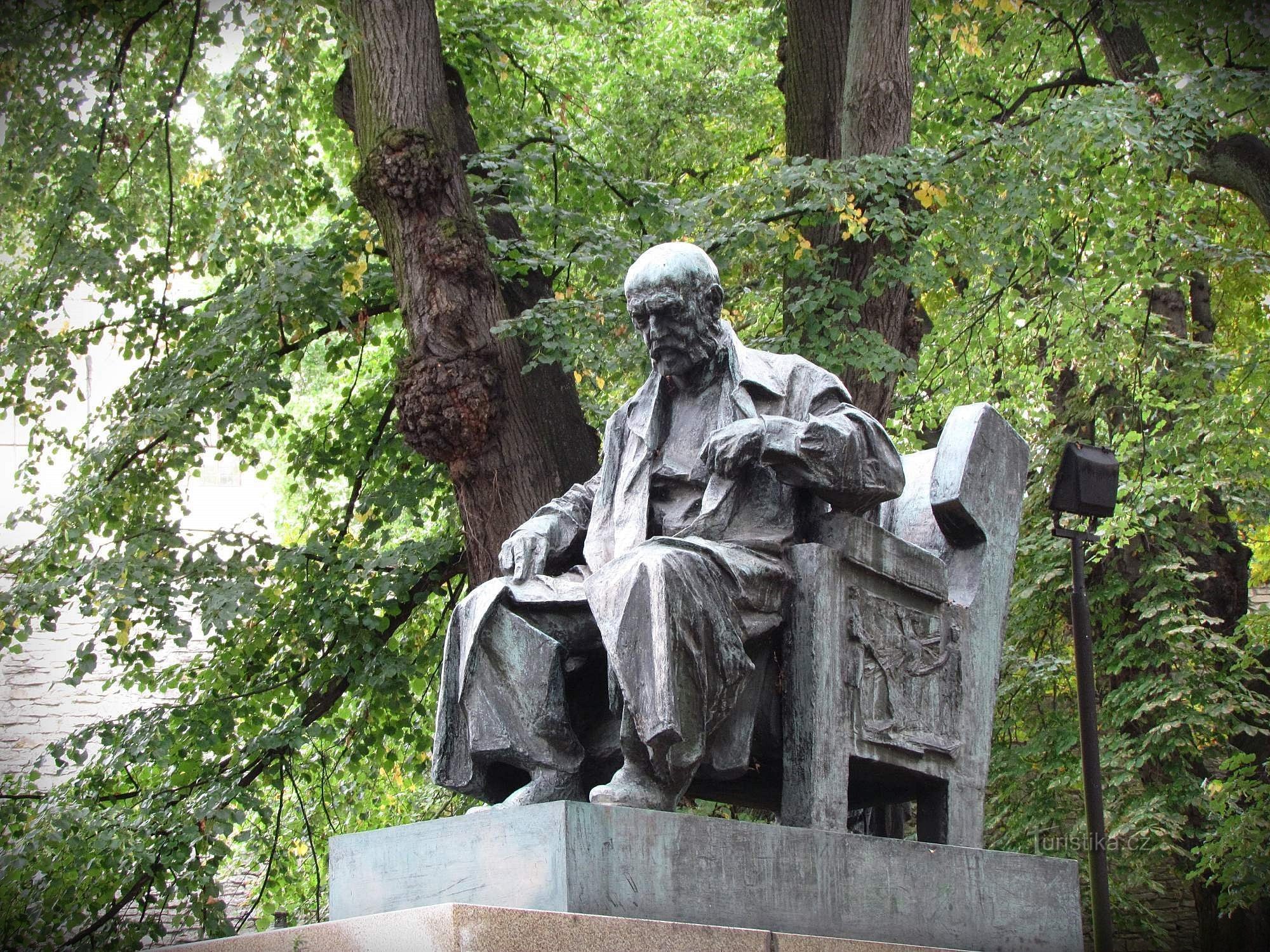 Litomyšl - statua di Alois Jirásek