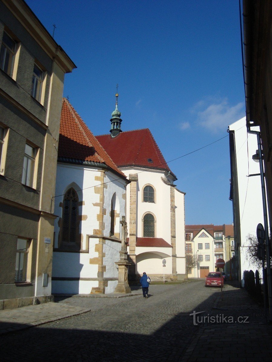 来自 Komenského 街的捷克教堂 1849 年的 Litovel 石十字架 - 照片：Ulrych Mir。