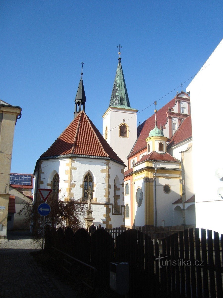 Cruce din piatră Litovel din 1849 la Capela Cehă din strada Kostelní-Foto: Ulrych Mir.