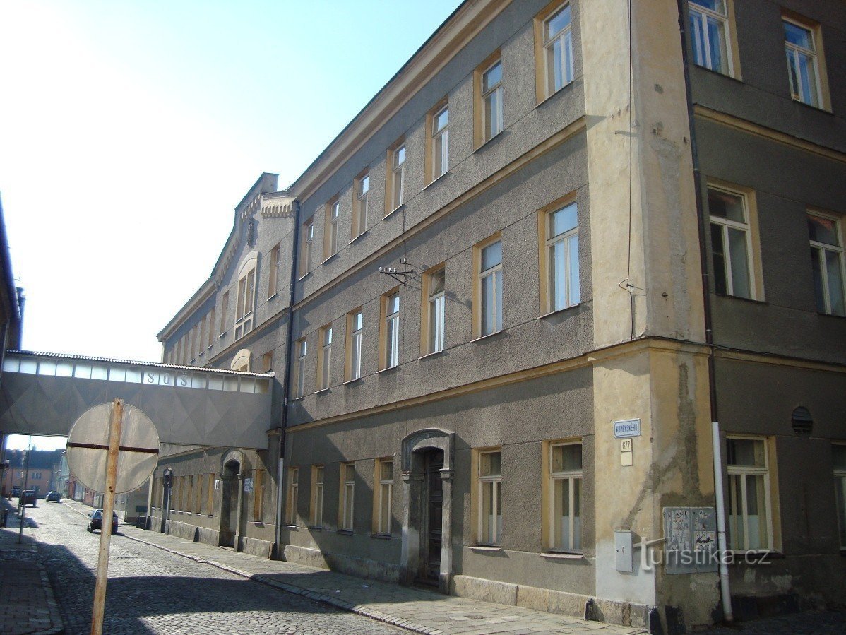 Rue Litovel-Komenského-Bâtiment SOŠ-Photo: Ulrych Mir.