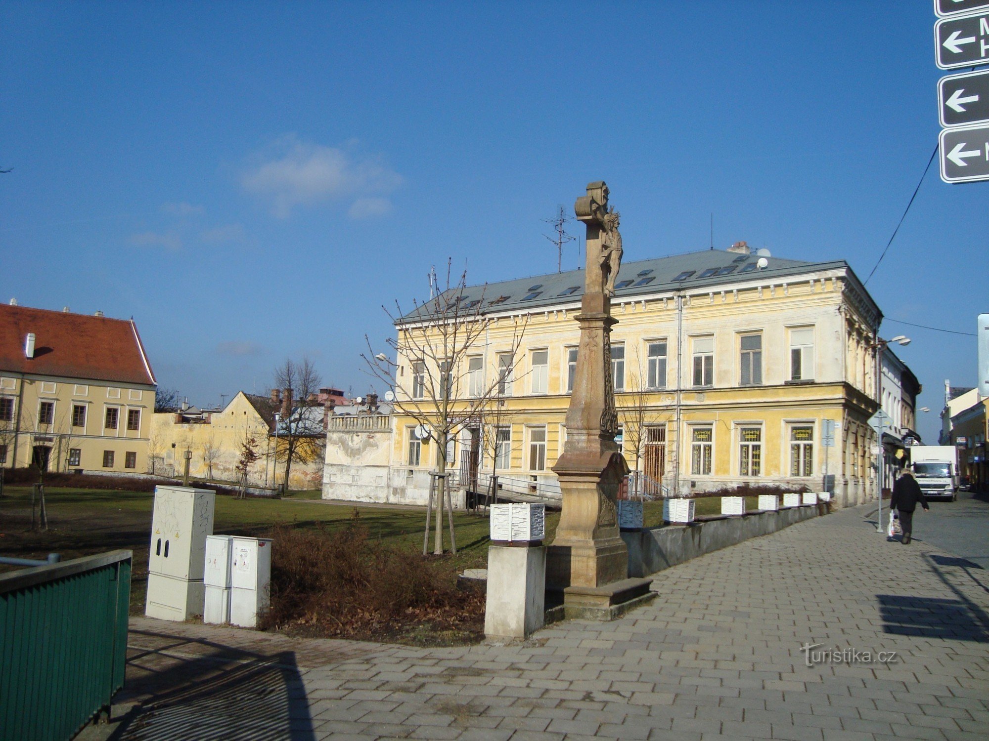 Litovel-krzyż przy moście przed muzeum z 1798 r.-fot. Ulrych Mir.