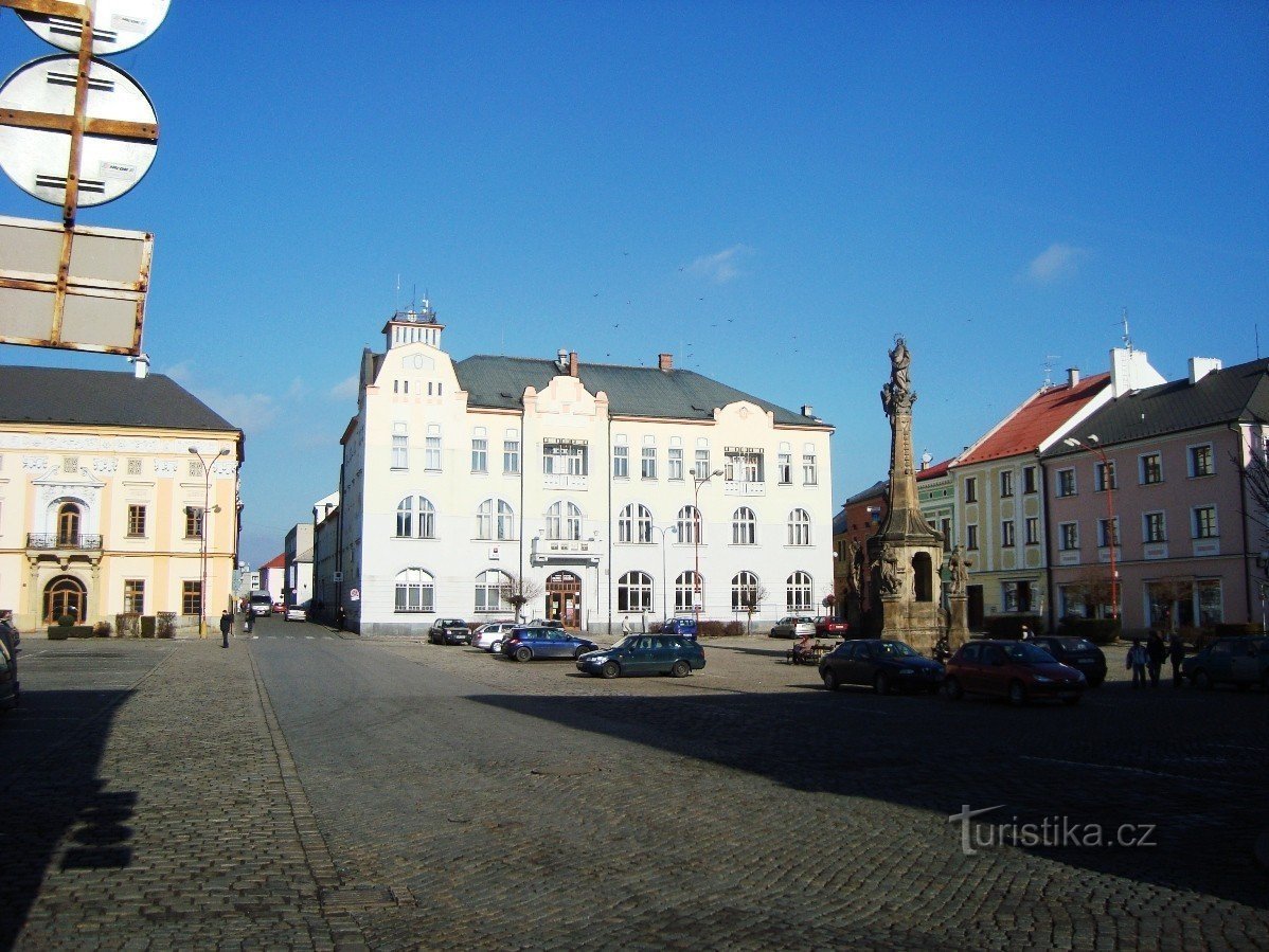 Litovel-náměstí Přemysla Otakara II.-hotel Záložna a morový sloup-Foto:Ulrych Mir.