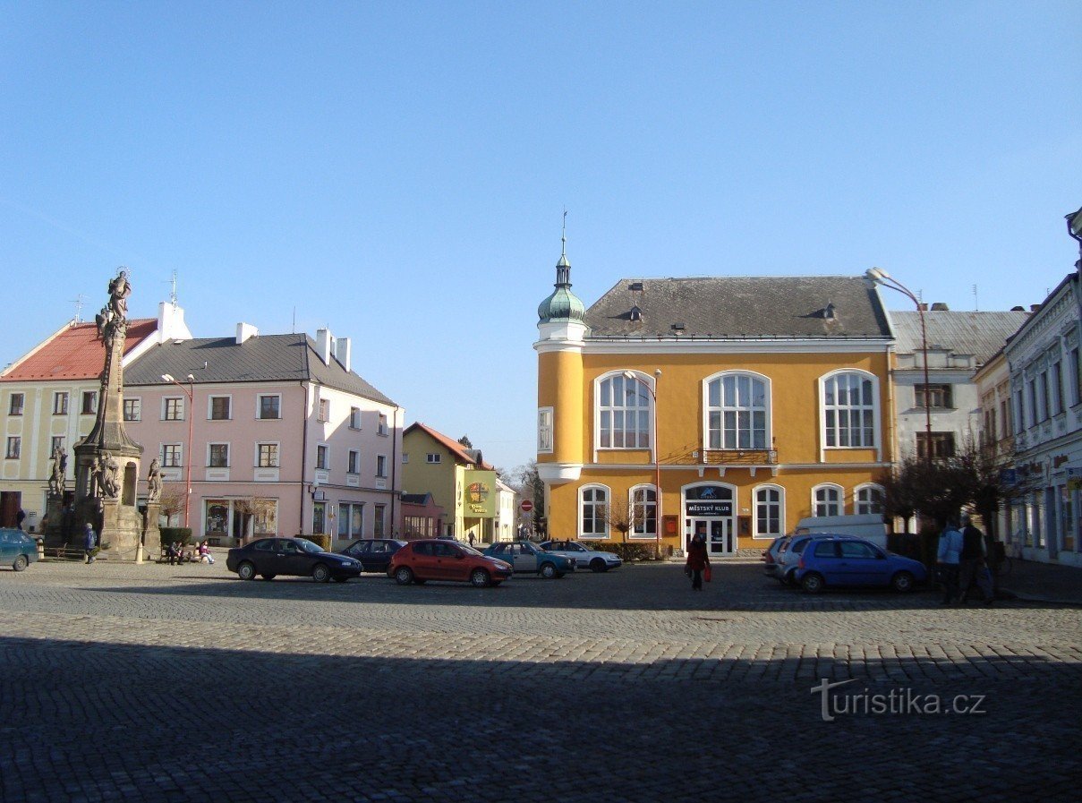 Litovel-náměstí Přemysla Otakara II.-Městský dům, morový sloup a Turistické info