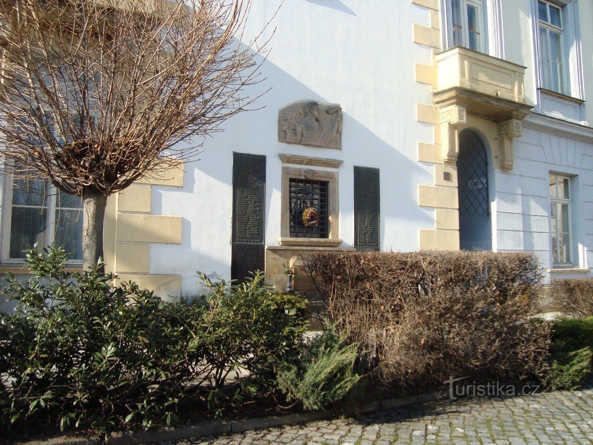 Litovel - đài tưởng niệm các nạn nhân của Thế chiến 1 và 2 tại tòa thị chính - Ảnh: Ulrych Mir.