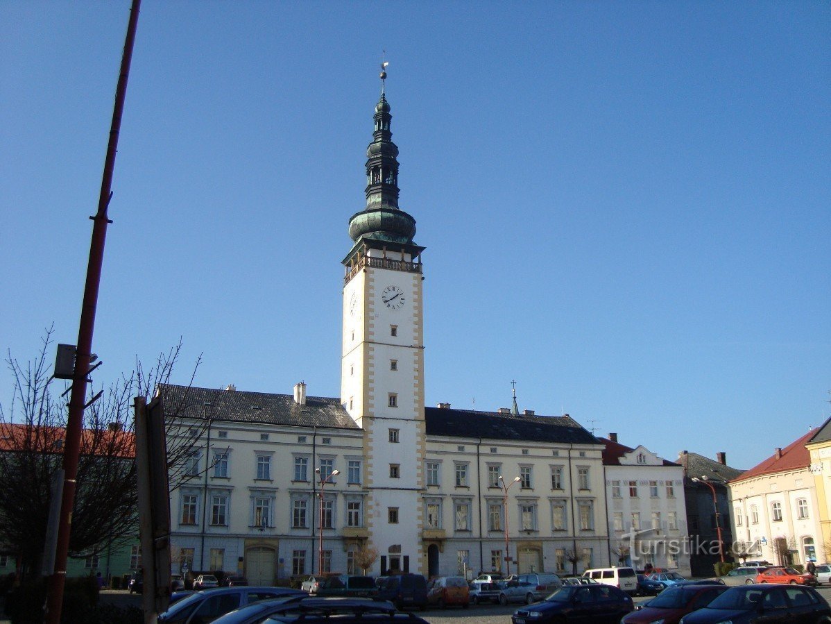 Litovel - gradska vijećnica sa spomenikom žrtvama 1. i 2. svjetskog rata - Foto: Ulrych Mir.