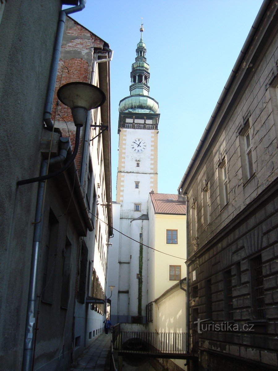 Ruelle Litovel-Sherhovní et tour de l'hôtel de ville-Photo: Ulrych Mir.