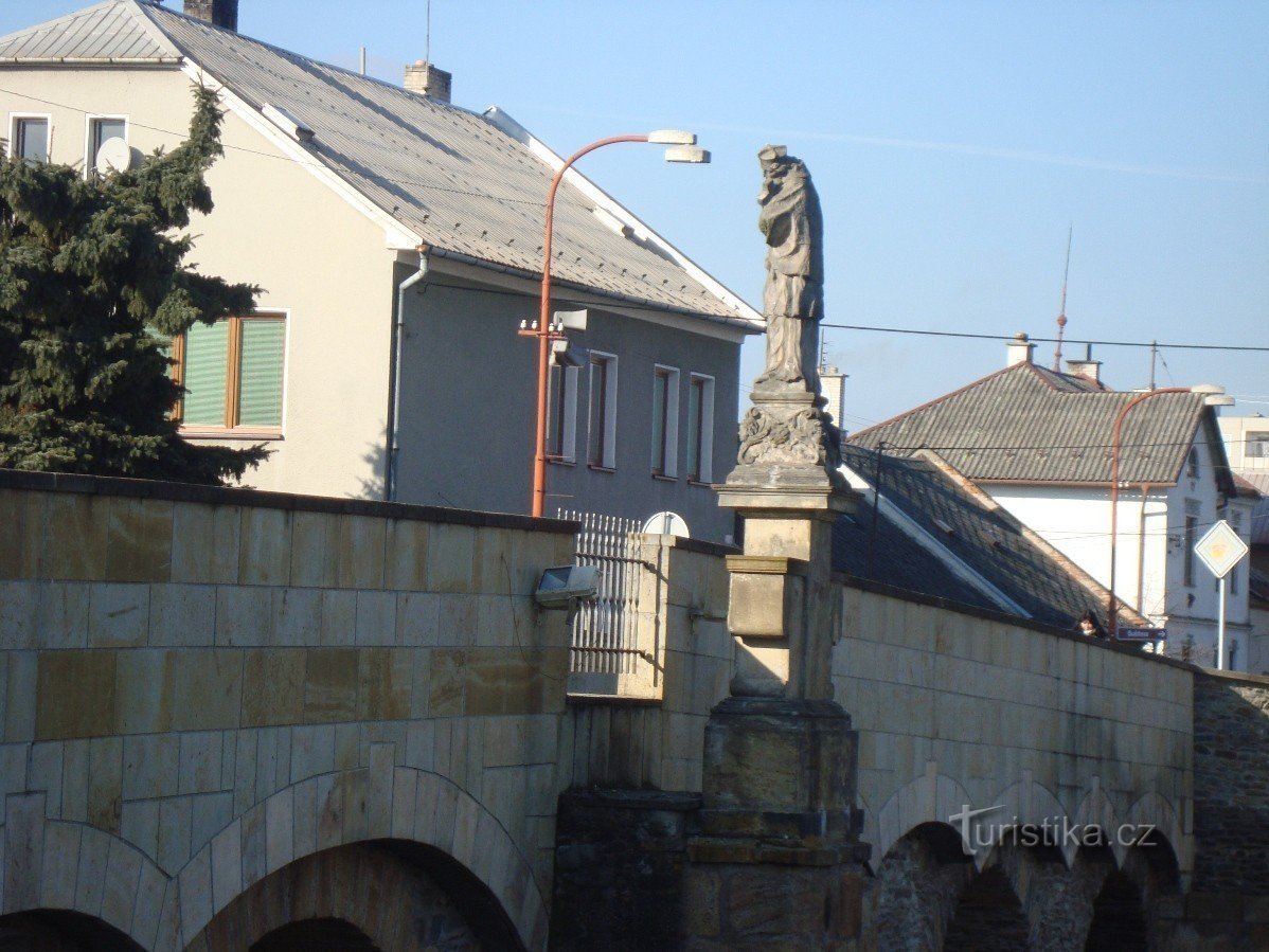 Litovel - beeld van St. Jan van Nepomuk op de St. Jansbrug - Foto: Ulrych Mir.