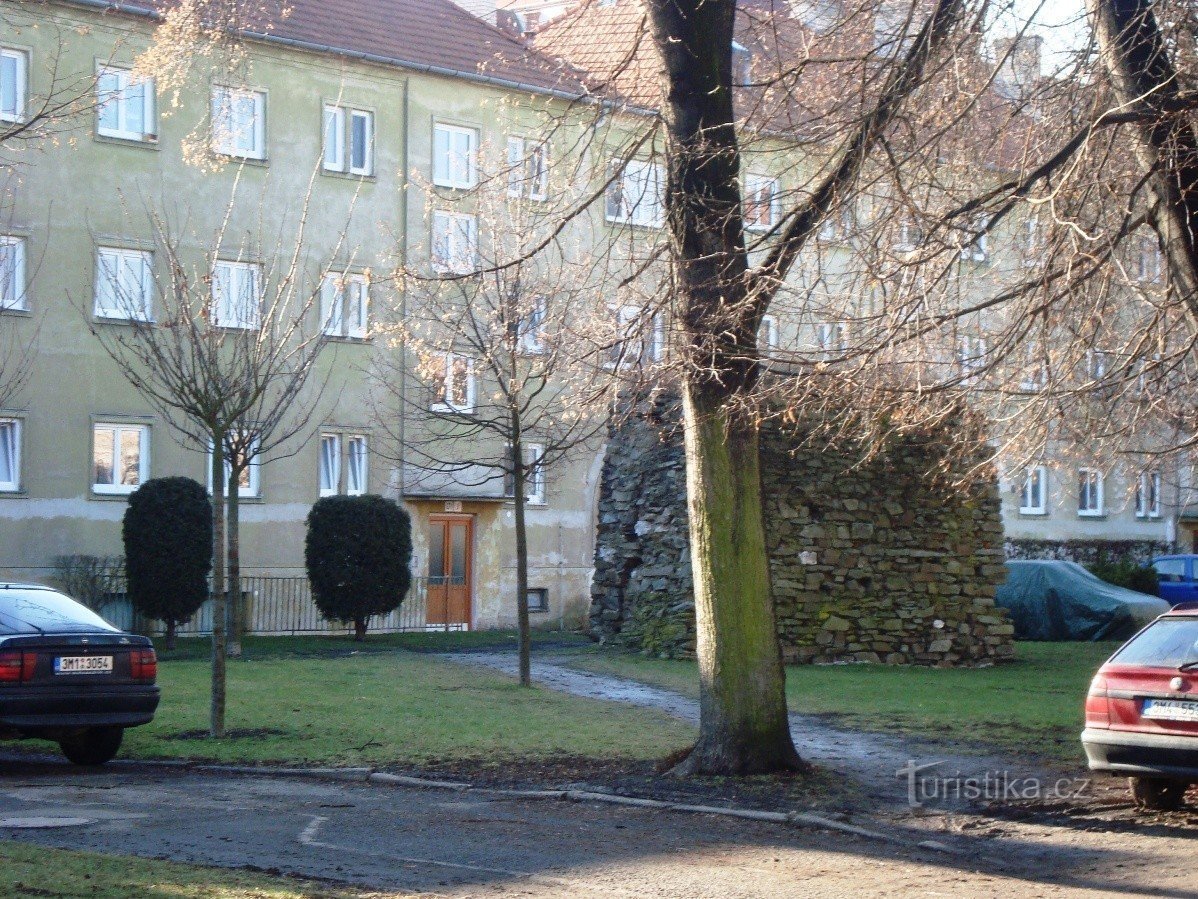 Litovel-Mauerreste im Hof ​​eines Mietshauses in der Revoluční-Straße-Foto: Ulrych Mir.