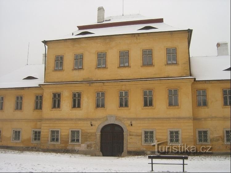 Литвинов - замок: при Яне Йозефе Вальдштейне он стоял на месте бывшей крепости до