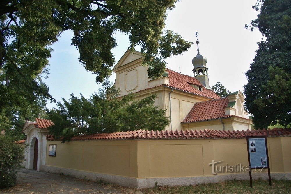 Lobkovice - Szűz Mária Mennybemenetele templom harangtoronnyal