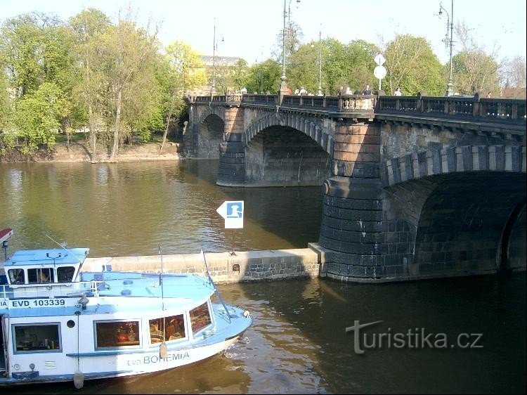 O navio na Ponte das Legiões