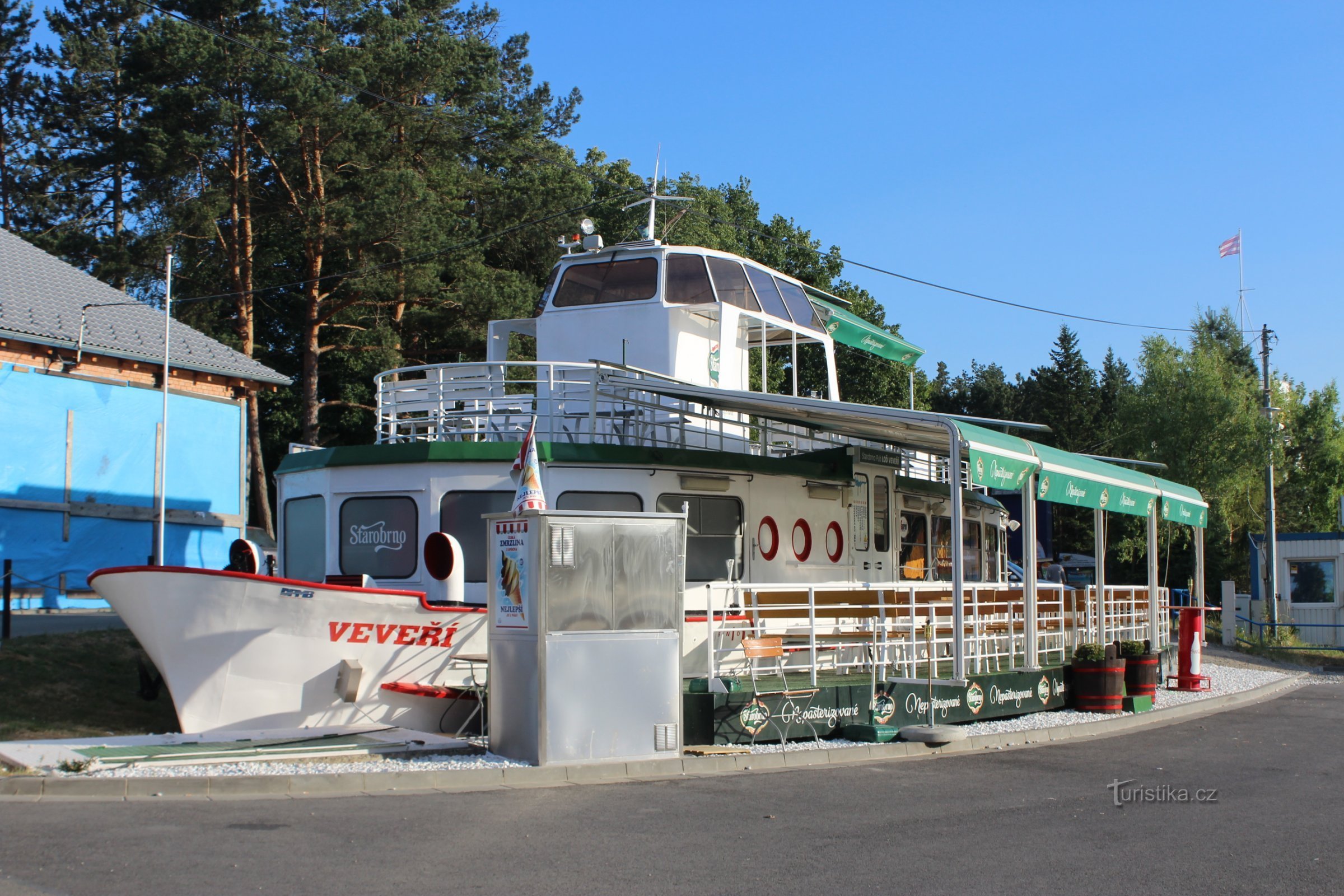 Das Veveří-Schiff im Sommer